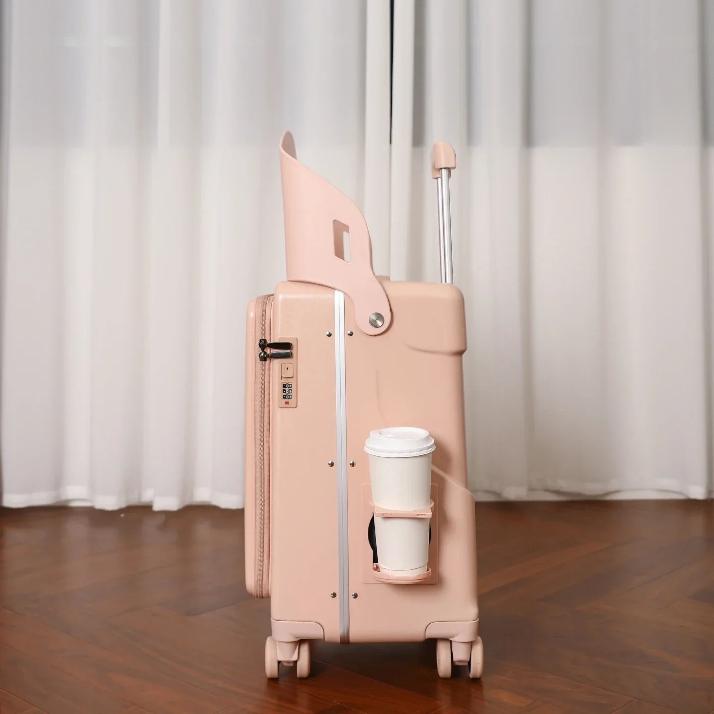 valise_siege_enfant_rose_assise